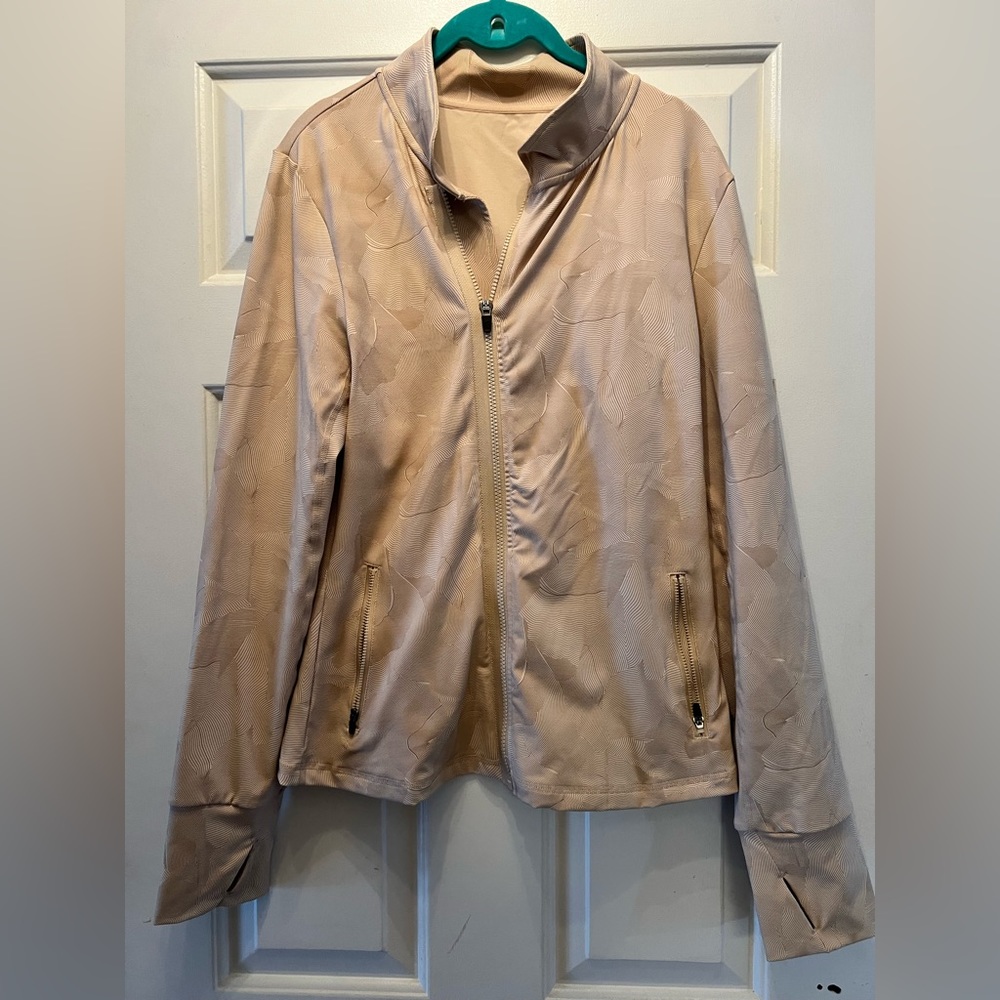 Women’s Fitted Zyia light tan angled zipper jacket. Size XL